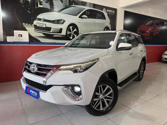 TOYOTA HILUX SW4 2.8 SRX 4X4 7 LUGARES 16V TURBO INTERCOOLER DIESEL 4P AUTOMÁTICO TOYOTA HILUX SW4 2.8 SRX 4X4 7 LUGARES 16V TURBO INTERCOOLER DIESEL 4P AUTOMÁTICO